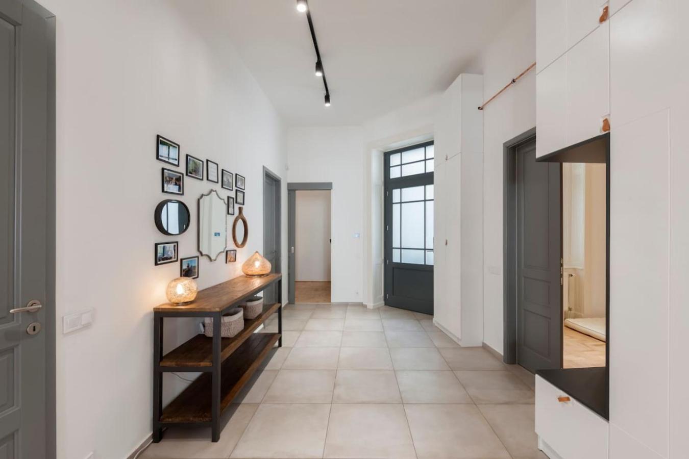 Modern Luxury - Centre *